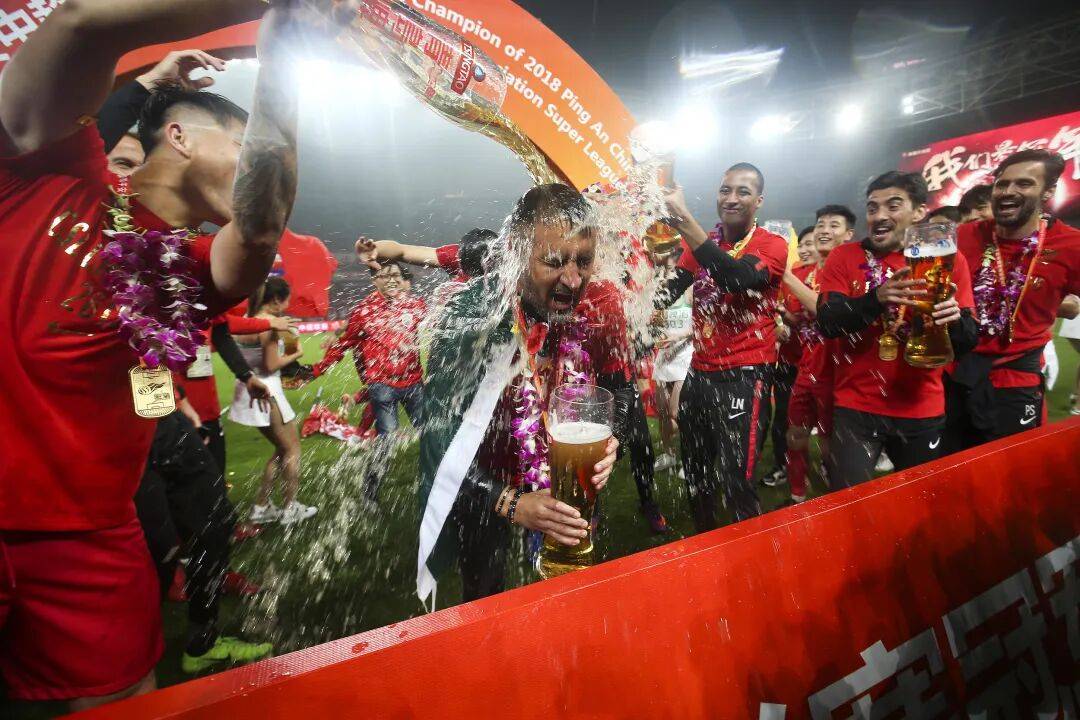 包含上海海港迎英超关键赛,集结日队长鼓劲,震撼外界,球队文化再被提及的词条 包含上海海港迎英超关键赛,集结日队长鼓劲,震撼外界,球队文化再被提及的词条